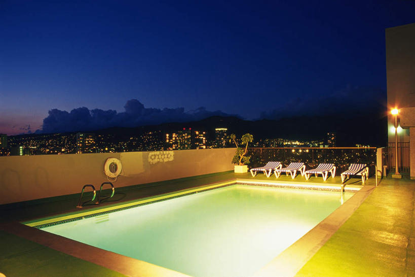 无人,游泳池,横图,室外,夜晚,正面,水,椅子,照明,一排,整齐,木椅,躺椅,水池,水面,云,云朵,灯光,云彩,泳池,灯,排列,蓝色,白云,蓝天,天空,灯具,落地灯,天,晴朗,照亮,照明设备,队列,晴空,彩图