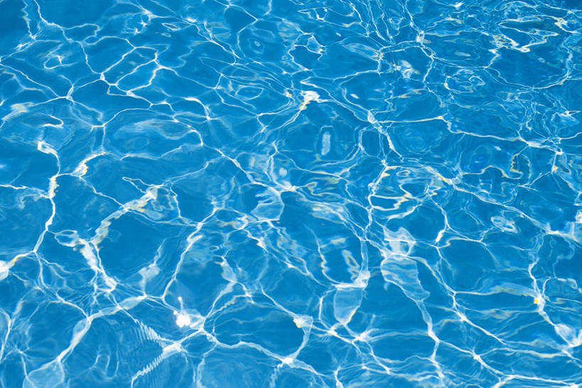无人,游泳池,横图,俯视,室外,特写,白天,水,波纹,液体,水池,水滴,水面,涟漪,泳池,蓝色,水纹,波浪,波光粼粼,水晕,彩图,高角度拍摄