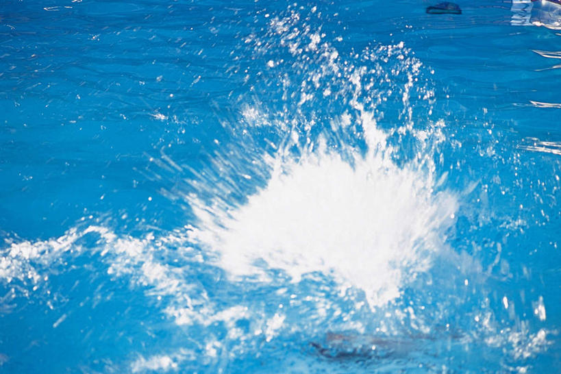 无人,游泳池,横图,俯视,室外,特写,白天,水,飞溅,溅,液体,水池,水滴,水花,水面,泳池,水珠,蓝色,波光粼粼,喷洒,彩图,高角度拍摄