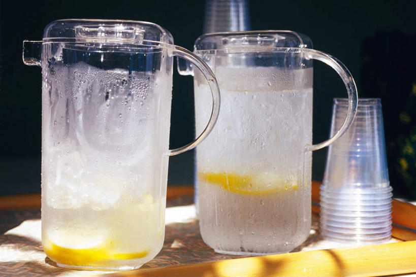 无人,横图,室内,特写,白天,正面,幸福,餐桌,茶,桌子,杯子,一堆,许多,阴影,堆叠,堆积,光线,壶,影子,塑料,娱乐,水壶,饮料,阳光,茶壶,塑料制品,享受,休闲,温馨,放松,乐趣,餐台,塑料杯,堆,柠檬茶,舒适,一次性杯子,彩图