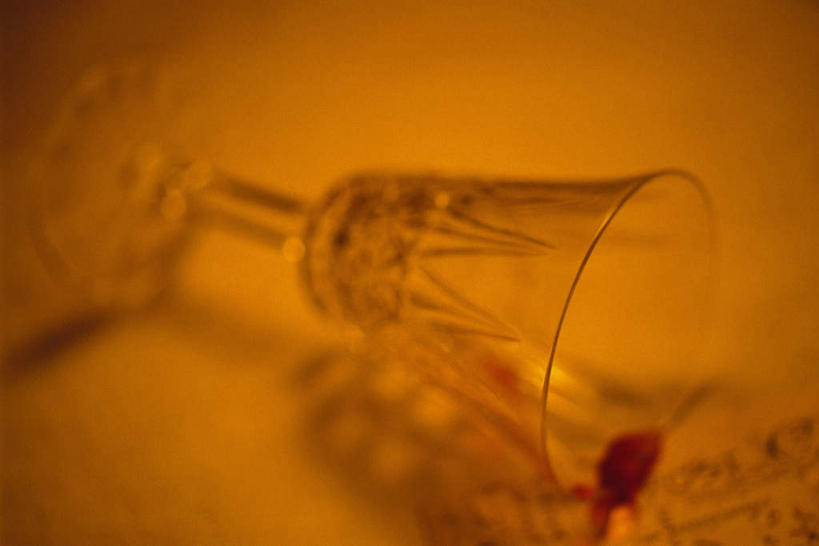 无人,横图,俯视,室内,特写,白天,桌面,桌子,报纸,杯子,一张,倒翻,阴影,黄色背景,朦胧,模糊,反射,信息,木制,高脚杯,影子,红酒杯,玻璃制品,一个,酒杯,木制品,单个,新闻,溢出,玻璃杯,彩图,高角度拍摄,报刊