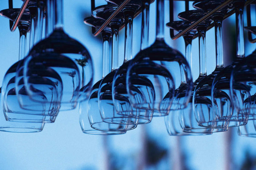 无人,横图,室内,特写,白天,仰视,杯子,三根,一排,许多,倒立,悬挂,阴影,蓝色背景,朦胧,模糊,整齐,反射,高脚杯,影子,支架,红酒杯,玻璃制品,排列,酒杯,队列,玻璃杯,彩图,低角度拍摄