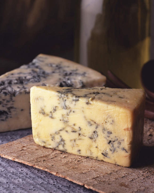 奶酪,无人,竖图,室内,特写,白天,正面,餐桌,桌面,桌子,两块,阴影,反射,纹路,纹理,影子,干酪,起司,芝士,营养,乳酪,餐台,乳制品,发酵,蓝纹奶酪,肌理,斯提耳顿干酪,彩图