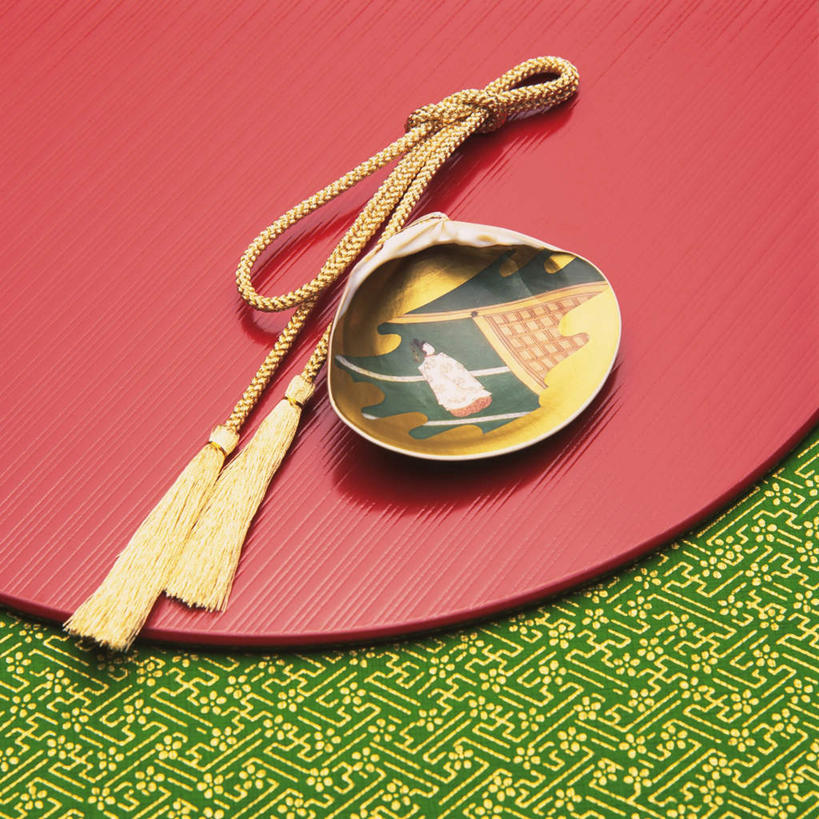 无人,方图,俯视,室内,特写,白天,桌面,贝壳,一根,绿色背景,阴影,花纹,反射,图案,影子,文化,一个,黄色,红色,线绳,单个,圆盘,贝类外壳,海螺壳,软体动物外壳,彩图,高角度拍摄,传统文化