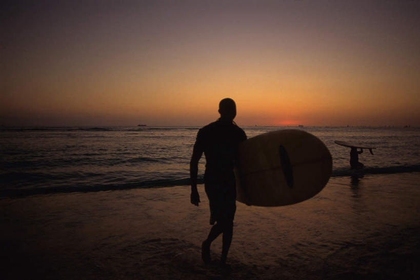 西方人,一个人,站,横图,室外,白天,锻炼,旅游,度假,运动,日出,海浪,海洋,美景,沙滩,太阳,欧洲,欧洲人,仅一个男性,仅一个人,一块,握,阴影,光线,沙子,影子,海岸,景观,浪花,云,云朵,朝霞,晨曦,黎明,沙地,拿,云彩,拿着,注视,娱乐,仅一个年轻男性,背面,白云,天空,阳光,自然,海水,天,观察,看,站着,享受,休闲,景色,放松,握着,滑板,观看,察看,关注,自然风光,海景,体育,男人,男性,年轻男性,白种人,大海,风浪,海,海水的波动,海滩,近岸浪,涌浪,朝阳,站立,彩图,全身,健身,破晓