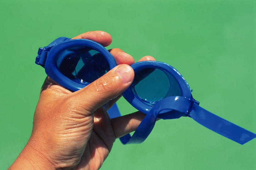 手,举,摸,横图,俯视,室外,特写,白天,一副,抚摸,握,绿色背景,阴影,朦胧,模糊,光线,眼镜,影子,泳镜,拿,拿着,蓝色,阳光,游泳眼镜,托,手部,握着,触摸,接触,举起,举手,举着,向上举,向上伸,向上托,半身,彩图,高角度拍摄