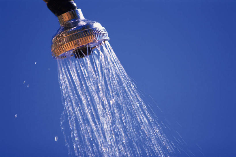 无人,横图,室外,特写,白天,仰视,水,阴影,飞溅,蓝色背景,溅,光线,水龙头,液体,影子,水滴,花洒,莲蓬头,水珠,一个,阳光,单个,喷洒,喷雾头,彩图,低角度拍摄