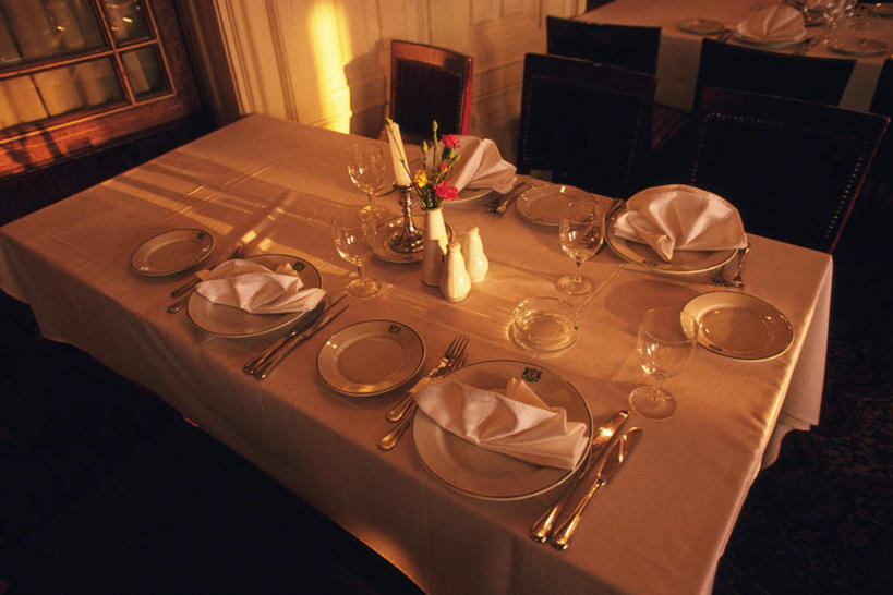 无人,餐厅,横图,俯视,室内,白天,旅游,度假,餐桌,桌子,杯子,餐具,蜡烛,椅子,许多,碟子,高脚杯,火焰,盘,烛光,勺子,木椅,墙,红酒杯,燃烧,娱乐,墙壁,墙面,玻璃制品,白色,盘子,酒杯,调羹,碟,汤匙,点燃,享受,休闲,放松,餐布,餐台,玻璃杯,彩图,高角度拍摄,饭店,饭馆