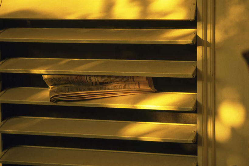 无人,横图,室内,白天,正面,旅游,度假,窗户,报纸,一排,一张,阴影,条纹,整齐,光线,信息,标志,数字,文字,影子,字符,字母,墙,娱乐,标识,墙壁,墙面,排列,黄色,阳光,享受,休闲,放松,木窗,新闻,队列,彩图,报刊