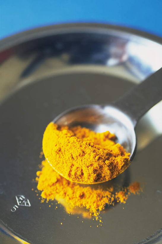 无人,竖图,俯视,室内,特写,白天,桌面,餐具,一堆,阴影,堆叠,堆积,蓝色背景,朦胧,模糊,光线,碟子,粉末,盘,影子,勺子,调料,调味,香料,佐料,调味品,调味料,一个,黄色,阳光,盘子,调羹,碟,汤匙,粉,单个,堆,咖喱粉,配料,作料,粉状,粉剂,彩图,高角度拍摄