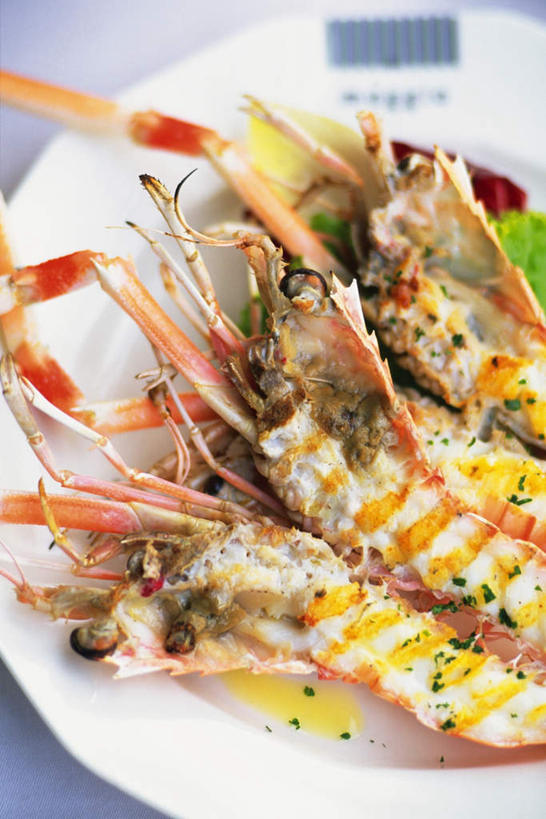 海鲜,无人,竖图,俯视,室内,特写,白天,桌面,餐具,一堆,一排,许多,煎,阴影,堆叠,堆积,朦胧,模糊,整齐,光线,碟子,盘,影子,虾,油炸,水产,海洋生物,排列,一个,黄色,阳光,盘子,碟,单个,堆,队列,水生动物,海产品,烤虾,水生物,海底动物,彩图,高角度拍摄