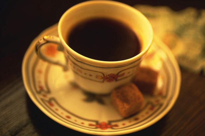 咖啡,无人,横图,俯视,室内,特写,白天,幸福,桌面,杯子,餐具,花纹,条纹,朦胧,模糊,瓷器,碟子,盘,图案,调料,糖,咖啡杯,陶瓷制品,调味品,调味料,娱乐,方糖,饮料,两个,一个,黄色,盘子,碟,享受,休闲,温馨,放松,乐趣,单个,提神,舒适,瓷杯,醒脑,软饮料,半方糖,白方糖,彩图,高角度拍摄