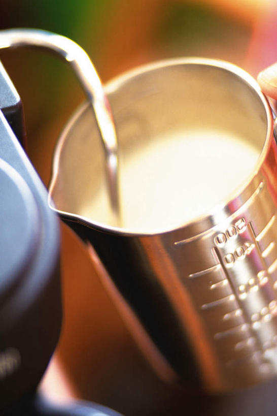 牛奶,手,竖图,俯视,室内,白天,水,杯子,金属制品,倒,握,阴影,朦胧,模糊,光线,金属,壶,液体,影子,刻度,水滴,饮品,一杯,营养,拿,拿着,水壶,饮料,一个,阳光,手部,冲,握着,流动,单个,乳制品,奶,安神,半身,彩图,高角度拍摄