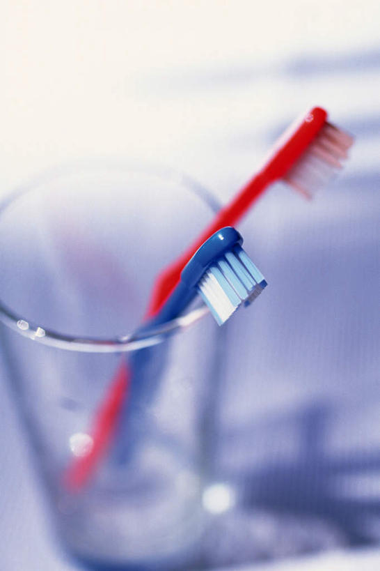 无人,横图,俯视,室内,白天,生活用品,静物,杯子,阴影,朦胧,模糊,反射,牙刷,影子,玻璃制品,两个,水杯,日用品,清洁,洗漱用品,卫生,玻璃杯,彩图,高角度拍摄