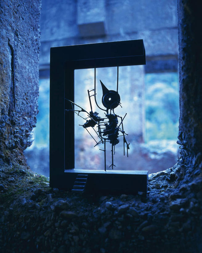 无人,横图,室内,白天,正面,石头,植物,金属制品,雕塑,艺术,装饰,金属,雕刻,雕像,石子,墙,墙壁,墙面,树,树木,绿色,自然,工艺品,生长,成长,纪念,工艺,华丽,修饰,美术,点缀,主题,陈列,功能,美学,衬托,美观,雅致,雅观,漆雕,石块,岩石,彩图