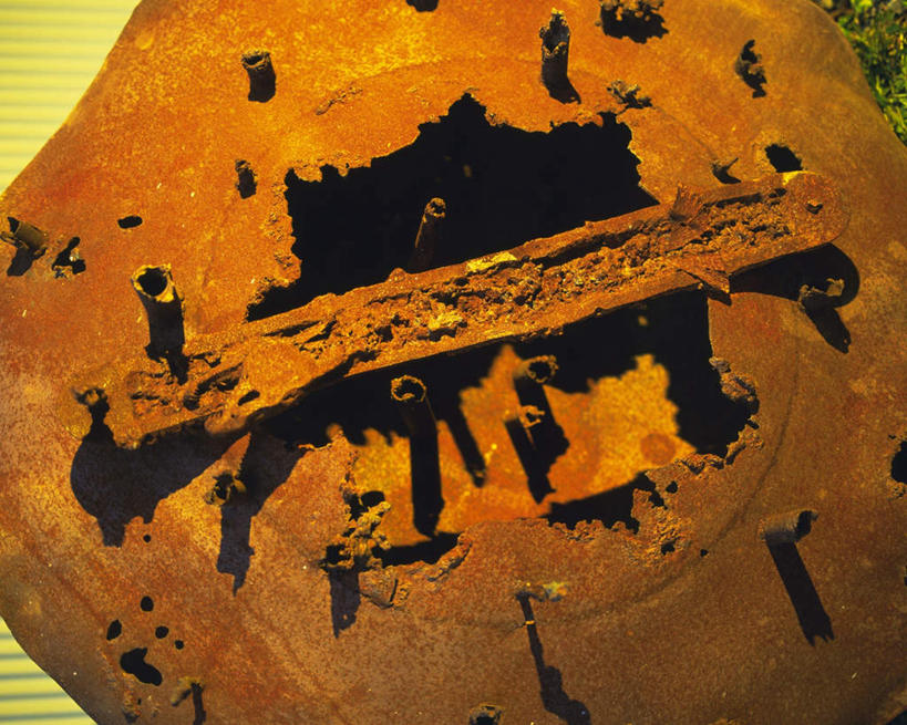 无人,横图,俯视,室外,特写,白天,桌子,静物,阴影,铁质,朦胧,模糊,生锈,光线,影子,阳光,铁皮,彩图,高角度拍摄