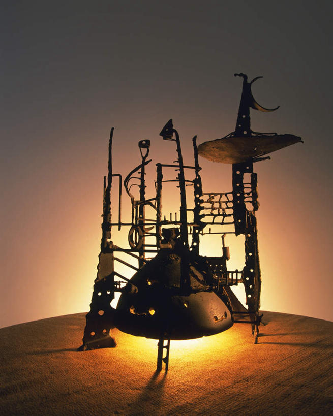 无人,竖图,室内,白天,正面,地板,金属制品,照明,雕塑,艺术,装饰,发光,金属,雕刻,雕像,墙,灯光,地面,木地板,架子,墙壁,墙面,灯,工艺品,灯具,纪念,工艺,照亮,美术,照明设备,主题,陈列,功能,美学,漆雕,彩图