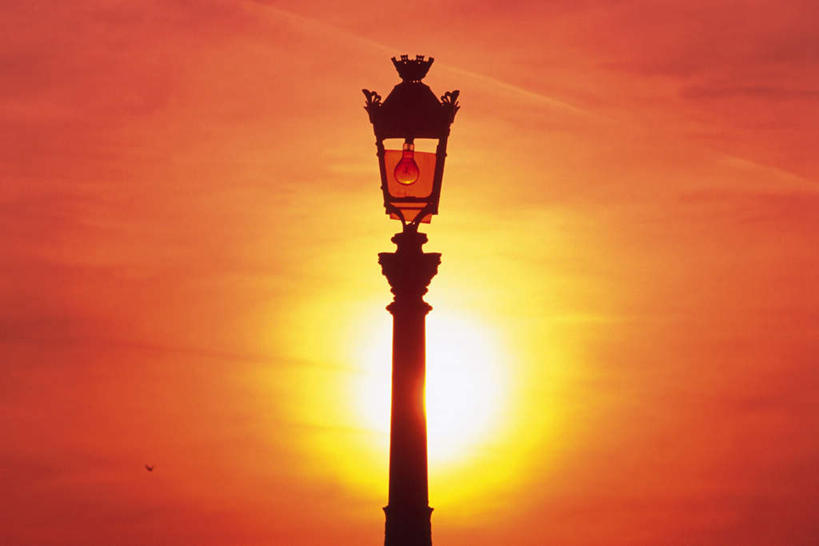 无人,横图,室外,白天,仰视,旅游,美景,日落,太阳,路灯,照明,阴影,朦胧,模糊,光线,影子,景观,晚霞,霞光,灯光,灯,阳光,自然,黄昏,景色,彩霞,照亮,照明设备,自然风光,夕阳,彩图,低角度拍摄,游览