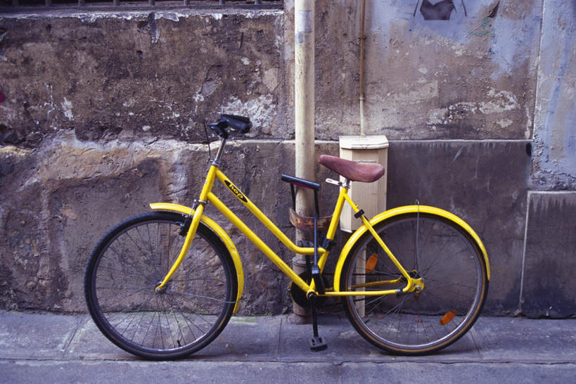 无人,横图,室外,白天,正面,安全,自行车,静物,一辆,停靠,电线杆,墙,防护,地面,墙壁,墙面,车,脚踏车,锁,黄色,交通工具,保护,挂锁,保险,私密,保全,周全,安稳,安定,防盗,平安,杆子,彩图