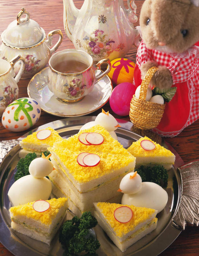 点心,无人,竖图,俯视,室内,特写,白天,下午茶,幸福,茶,桌子,哺乳动物,蔬菜,杯子,餐具,托盘,一堆,阴影,堆叠,堆积,新鲜,反射,兔子,瓷器,碟子,盘,玩偶,影子,花菜,花椰菜,西兰花,蛋,茶叶,食品,咖啡杯,陶瓷制品,娱乐,鸭蛋,食物,糕点,动物,盘子,茶壶,碟,享受,休闲,温馨,放松,乐趣,有机食品,绿色食品,堆,兔,提神,舒适,瓷杯,醒脑,鸭卵,彩图,高角度拍摄,蛋糕,小鸡