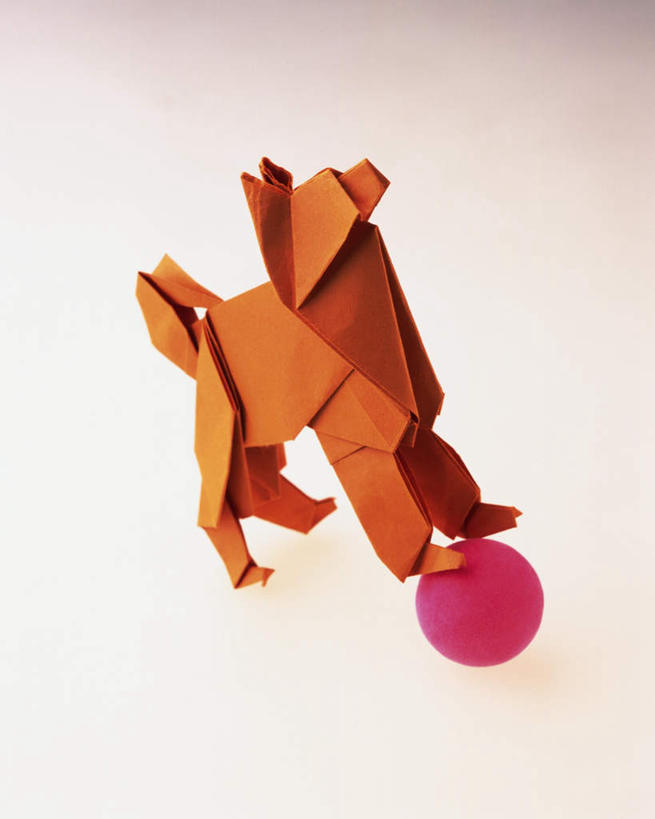 无人,竖图,俯视,室内,特写,白天,白色背景,游戏,桌面,宠物,狗,静物,阴影,艺术,反射,影子,折纸,纸艺,手工艺品,玩,文化,娱乐,球,一个,动物,工艺品,休闲,球体,可爱,摄影,皮球,影棚,单个,活动,高雅,发泄,消遣,智力,忠诚,工艺折纸,自信心,品位,宣泄,犬,玩耍,嬉戏,彩图,高角度拍摄,影棚拍摄,拍摄