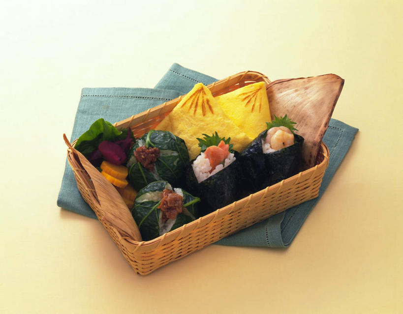 米饭,寿司,无人,交叉,横图,俯视,室内,特写,白天,烹饪,餐桌,桌子,竹子,蔬菜,叶子,阴影,竹制,新鲜,编织,反射,布料,篮子,影子,日本料理,料理,食品,绿叶,收纳盒,饭,菜叶,布纹,菜肴,美食,桌布,食物,餐巾,竹篮,台布,日式料理,日式,嫩叶,佳肴,有机食品,绿色食品,餐台,竹条,交织,五谷,竹制品,穿插,叶,叶片,彩图,高角度拍摄