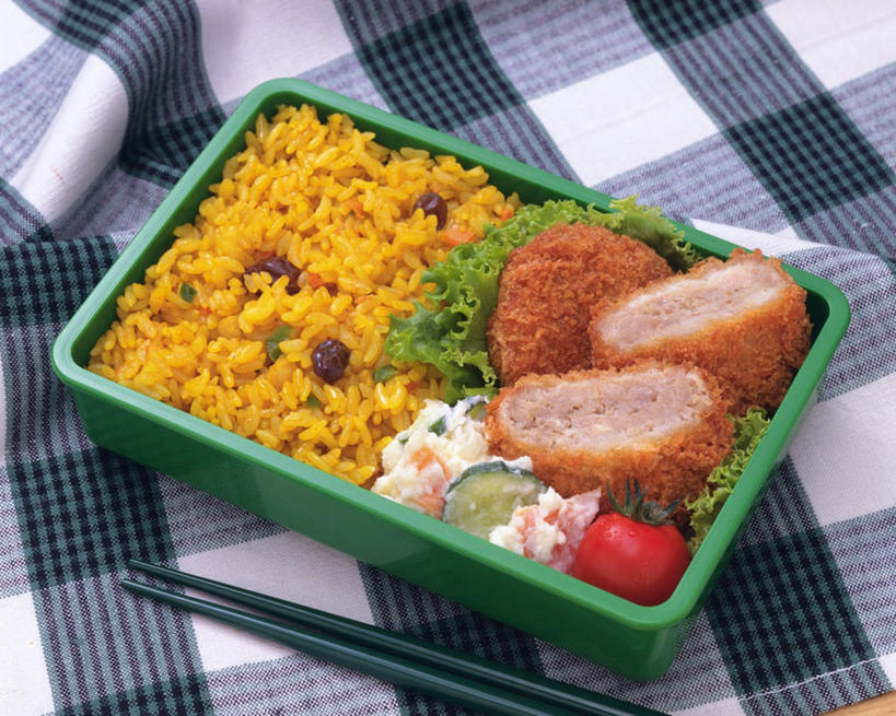 盒饭,无人,横图,俯视,室内,特写,白天,烹饪,餐桌,筷子,桌子,黄瓜,蔬菜,西红柿,餐具,新鲜,便当,布料,生菜,莴苣,莴笋,肉,食品,布纹,文化,传统,菜肴,美食,肉类,桌布,食物,餐巾,台布,便捷,佳肴,有机食品,绿色食品,便当盒,餐台,礼节,便利,礼仪,肉食,咖喱饭,叶用莴笋,香笋,快捷,春菜,鹅仔菜,莴仔菜,千金菜,弁当,进餐用具,樱桃番茄,圣女果,青瓜,胡瓜,番茄,彩图,高角度拍摄