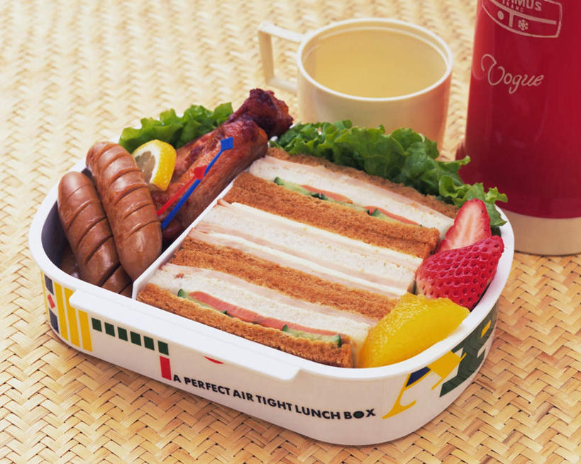 盒饭,无人,横图,俯视,室内,特写,白天,餐桌,桌子,草莓,柠檬,杯子,水果,新鲜,便当,布料,瓷器,生菜,莴苣,莴笋,生食,香肠,食品,果实,咖啡杯,陶瓷制品,火腿肠,布纹,桌布,食物,餐巾,瓶子,台布,便捷,有机食品,绿色食品,便当盒,餐台,便利,瓷杯,保温瓶,叶用莴笋,香笋,快捷,春菜,鹅仔菜,莴仔菜,千金菜,弁当,益母果,洋莓,水果皇后,柠果,红莓,地莓,彩图,高角度拍摄