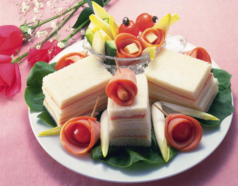 点心,面包,无人,横图,俯视,室内,特写,白天,爱情,幸福,纯洁,热情,餐桌,桌子,玫瑰,黄瓜,西红柿,餐具,三朵,盛开,碟子,盘,牙签,生菜,莴苣,莴笋,香肠,三明治,食品,面点,玫瑰花,浪漫,花蕾,火腿,花,花瓣,花朵,鲜花,食物,糕点,红色,盘子,碟,花苞,花蕊,温暖,温馨,方腿,恩爱,餐台,和睦,感动,叶用莴笋,香笋,尊敬,春菜,鹅仔菜,莴仔菜,千金菜,天真,刺玫花,徘徊花,樱桃番茄,圣女果,青瓜,胡瓜,番茄,彩图,高角度拍摄,融洽