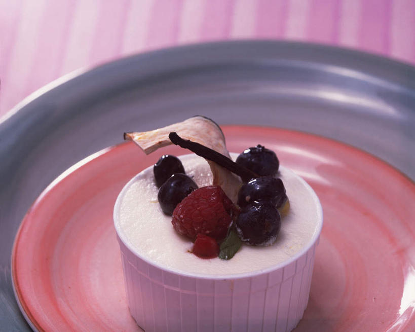 奶酪,无人,横图,俯视,室内,特写,白天,餐桌,桌子,浆果,蓝莓,杯子,餐具,水果,朦胧,模糊,新鲜,布料,瓷器,碟子,盘,桑葚,生食,干酪,起司,食品,果实,陶瓷制品,饮品,芝士,营养,布纹,桌布,食物,盘子,餐巾,碟,台布,覆盆子,乳酪,有机食品,绿色食品,餐台,乳制品,瓷杯,发酵,起士,山都柿,蓝浆果,蓝靛果,彩图,高角度拍摄