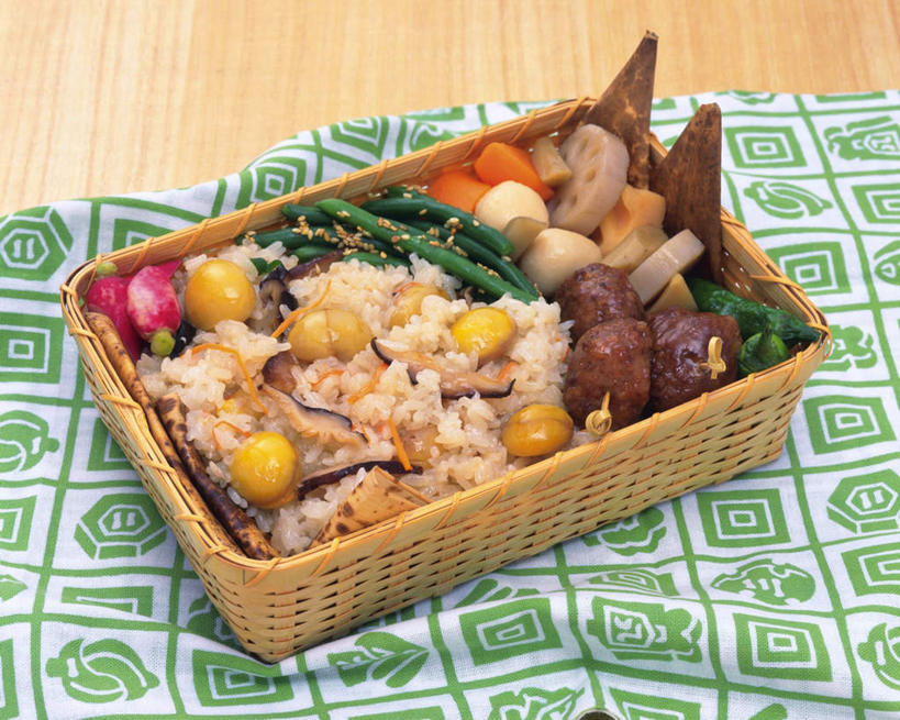 米饭,无人,交叉,横图,俯视,室内,特写,白天,烹饪,植物,餐桌,桌子,竹子,萝卜,胡萝卜,一堆,堆叠,堆积,竹制,编织,布料,篮子,豆类,豆子,菌菇,蘑菇,青椒,豌豆,板栗,栗子,肉,日本料理,料理,食品,坚果,毛栗子,饭,菌类,布纹,荷兰豆,菜肴,美食,肉类,桌布,食物,餐巾,竹篮,台布,藕片,日式料理,日式,食用菌,佳肴,餐台,竹条,堆,交织,五谷,竹制品,雪豆,肉食,豆科,大椒,菜椒,寒豆,毕豆,麻累,国豆,小寒豆,麦豌豆,毛栗,栗果,栗楔,穿插,甜椒,柿子椒,红萝卜,甘荀,灯笼椒,彩图,高角度拍摄