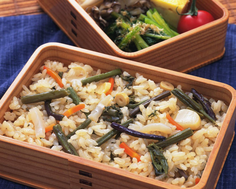 盒饭,米饭,无人,横图,俯视,室内,特写,白天,烹饪,植物,餐桌,桌子,萝卜,胡萝卜,西红柿,木制,便当,布料,豆类,豆子,豌豆,食品,饭,布纹,荷兰豆,菜肴,美食,桌布,食物,餐巾,台布,便捷,佳肴,便当盒,餐台,五谷,便利,雪豆,豆科,快捷,寒豆,毕豆,麻累,国豆,小寒豆,麦豌豆,弁当,红萝卜,甘荀,番茄,彩图,高角度拍摄