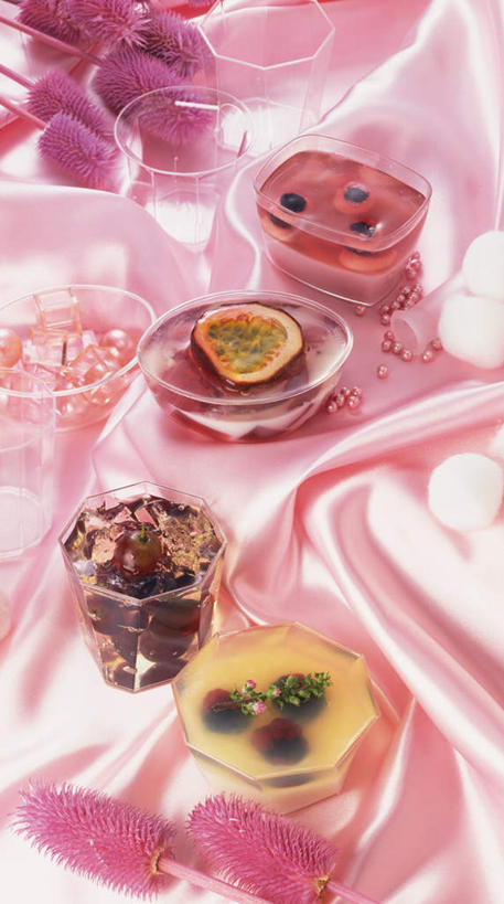 点心,无人,竖图,俯视,室内,特写,白天,餐桌,桌子,葡萄,杯子,盛开,布料,食品,甜点,甜品,花蕾,布纹,玻璃制品,桌布,花,花瓣,花朵,鲜花,食物,餐巾,水杯,台布,果冻,甜食,零食,花苞,花蕊,餐台,青葙,啫喱,鸡冠苋,昆仑草,萋蒿,野鸡冠,玻璃杯,山葫芦,蒲桃,草龙珠,彩图,高角度拍摄