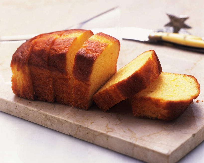 点心,无人,横图,俯视,室内,特写,白天,下午茶,餐桌,桌子,餐具,一把,一块,一排,许多,切开,阴影,整齐,反射,工具,影子,食品,案板,刀具,砧板,食物,糕点,排列,刀,切,餐台,队列,餐刀,剖面,切面,彩图,高角度拍摄,蛋糕