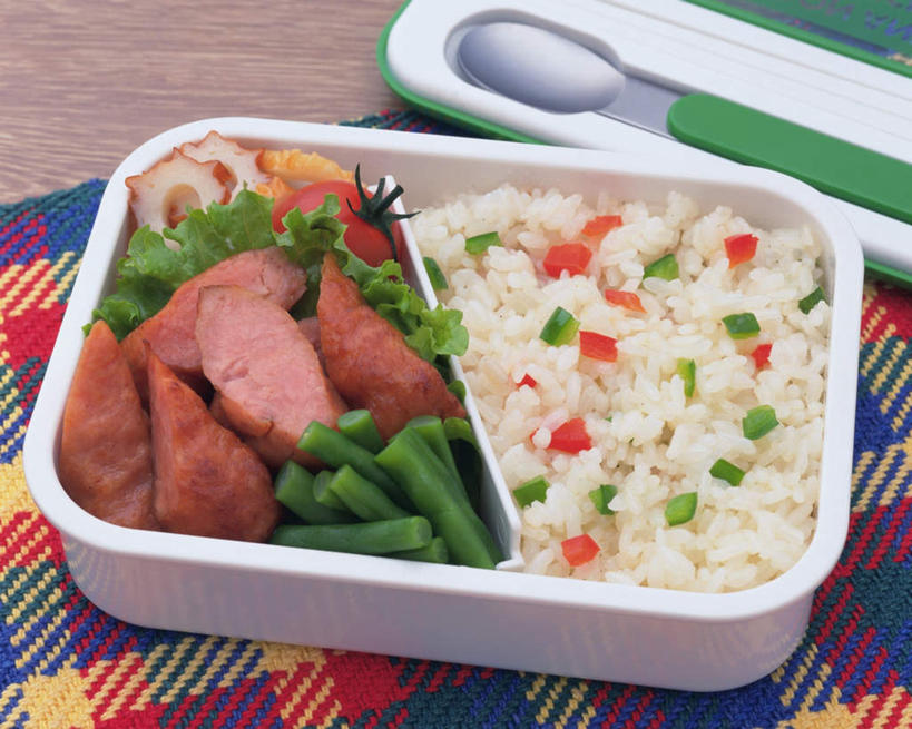 盒饭,米饭,无人,横图,俯视,室内,特写,白天,烹饪,植物,餐桌,桌子,豆,萝卜,胡萝卜,西红柿,便当,布料,勺子,豆类,豆子,青椒,生菜,莴苣,莴笋,刀豆,肉,食品,饭,布纹,四季豆,菜肴,美食,肉类,桌布,食物,餐巾,调羹,台布,汤匙,便捷,佳肴,便当盒,餐台,五谷,便利,芸豆,肉食,豆科,大椒,叶用莴笋,香笋,菜豆,二季豆,白肾豆,架豆,玉豆,去豆,快捷,菜椒,春菜,鹅仔菜,莴仔菜,千金菜,弁当,甜椒,柿子椒,红萝卜,甘荀,番茄,灯笼椒,彩图,高角度拍摄