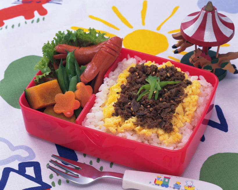 盒饭,米饭,无人,横图,俯视,室内,特写,白天,烹饪,游戏,快乐,植物,餐桌,桌子,萝卜,胡萝卜,餐具,玩具,便当,布料,叉子,豆类,豆子,青椒,生菜,莴苣,莴笋,豌豆,香肠,食品,饭,玩,布纹,娱乐,荷兰豆,菜肴,美食,桌布,食物,餐巾,台布,休闲,便捷,佳肴,便当盒,餐台,活动,五谷,便利,发泄,消遣,智力,木马,雪豆,餐叉,豆科,大椒,叶用莴笋,香笋,快捷,宣泄,菜椒,寒豆,毕豆,麻累,国豆,小寒豆,麦豌豆,春菜,鹅仔菜,莴仔菜,千金菜,弁当,进餐用具,甜椒,柿子椒,红萝卜,甘荀,灯笼椒,玩耍,嬉戏,彩图,高角度拍摄