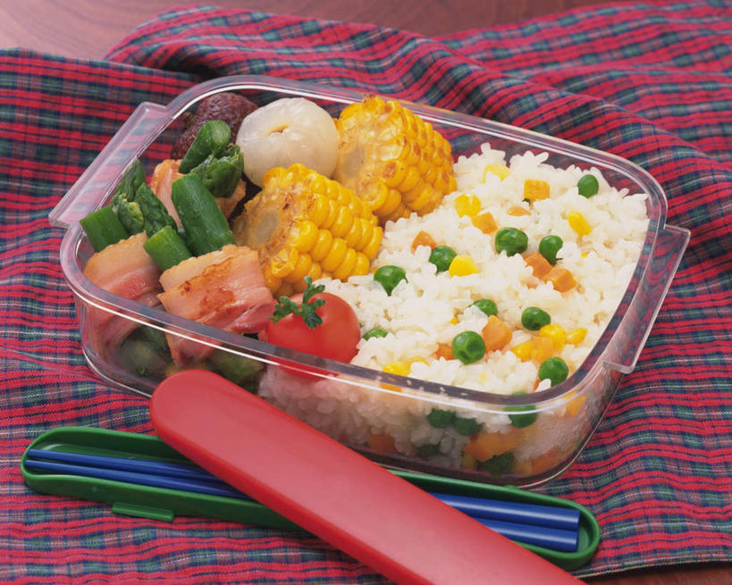 盒饭,米饭,无人,横图,俯视,室内,特写,白天,烹饪,玉米,植物,餐桌,筷子,桌子,荔枝,西红柿,餐具,棒子,便当,布料,豆类,豆子,玉蜀黍,刀豆,豌豆,食品,饭,布纹,文化,传统,四季豆,荷兰豆,菜肴,美食,桌布,食物,餐巾,台布,便捷,佳肴,便当盒,餐台,礼节,苞米,五谷,便利,苞芦,礼仪,芸豆,雪豆,豆科,苞谷,菜豆,二季豆,白肾豆,架豆,玉豆,去豆,快捷,寒豆,毕豆,麻累,国豆,小寒豆,麦豌豆,包谷,大蜀黍,番麦,薏米包,玉高粱,玉麦,珍珠米,弁当,进餐用具,离枝,樱桃番茄,圣女果,番茄,彩图,高角度拍摄