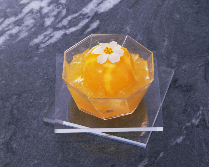 点心,无人,横图,俯视,室内,特写,白天,餐桌,桌子,柑橘,杯子,玻璃,装饰,盛开,食品,甜点,甜品,花蕾,玻璃制品,花,花瓣,花朵,鲜花,食物,水杯,垫子,果冻,甜食,零食,花苞,花蕊,餐台,华丽,修饰,点缀,啫喱,衬托,美观,雅致,雅观,玻璃杯,橘子,桔子,橙子,橙,彩图,高角度拍摄