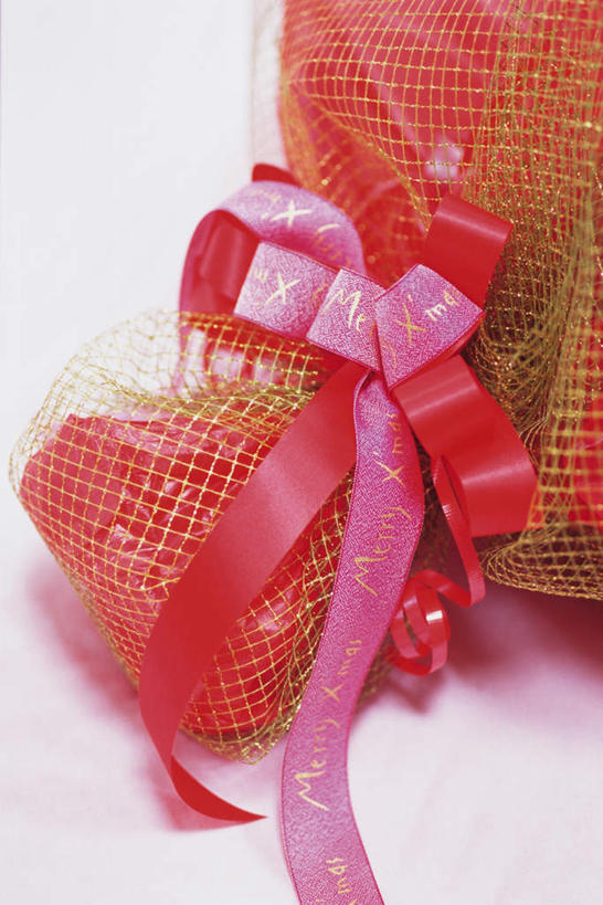 无人,竖图,俯视,室内,白天,白色背景,桌面,静物,礼盒,礼物,阴影,装饰,反射,丝绸,丝带,网,影子,纸盒,缎带,绸带,盒子,装饰品,包装盒,装饰物,礼品盒,摄影,礼品,影棚,华丽,修饰,点缀,丝网,饰物,衬托,美观,雅致,雅观,彩图,高角度拍摄,影棚拍摄,拍摄