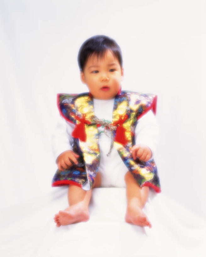 东方人,婴儿,儿童,一个人,坐,竖图,室内,白天,白色背景,正面,纯洁,亚洲,仅一个人,服装,注视,黄种人,小孩,衣服,看,可爱,摄影,服饰,活泼,影棚,观看,衣着,穿着,关注,宝宝,纯真,烂漫,无邪,衣饰,伶俐,天真,亚洲人,孩子,坐着,彩图,全身,影棚拍摄,打扮,拍摄,风范,王者,妆束,装束