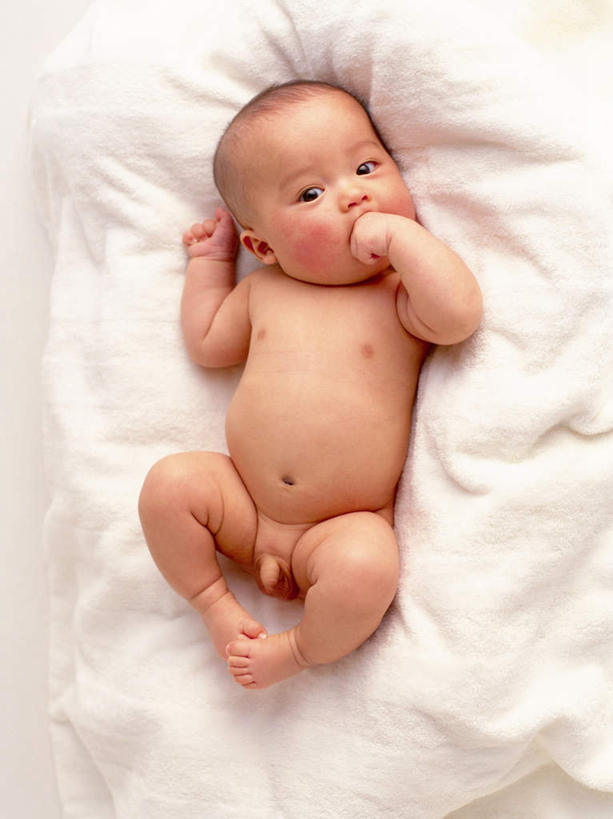 东方人,婴儿,儿童,手,一个人,躺,竖图,俯视,室内,白天,白色背景,纯洁,床,卧室,亚洲,仅一个人,床单,注视,黄种人,被子,裸露,小孩,看,握拳,手部,可爱,舔,摄影,单人床,活泼,影棚,赤裸,观看,被单,关注,宝宝,裸,纯真,烂漫,无邪,卧着,伶俐,天真,亚洲人,孩子,躺着,卧,彩图,高角度拍摄,全身,影棚拍摄,拍摄,睡房,卧房