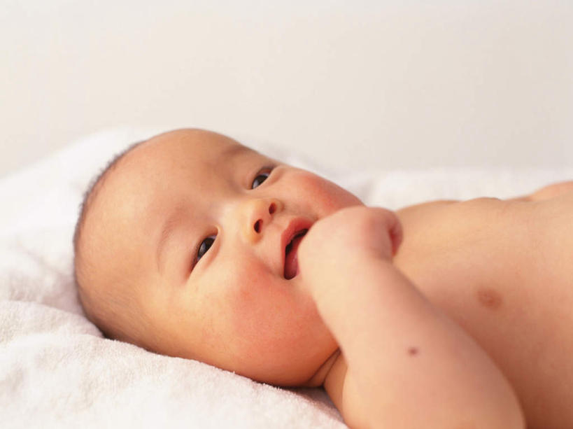 东方人,婴儿,儿童,一个人,躺,笑,微笑,横图,室内,白天,白色背景,侧面,纯洁,床,卧室,亚洲,仅一个人,床单,黄种人,被子,裸露,小孩,可爱,舔,摄影,单人床,活泼,影棚,被单,宝宝,裸,纯真,烂漫,无邪,卧着,伶俐,天真,亚洲人,孩子,躺着,卧,半身,彩图,影棚拍摄,拍摄,睡房,卧房