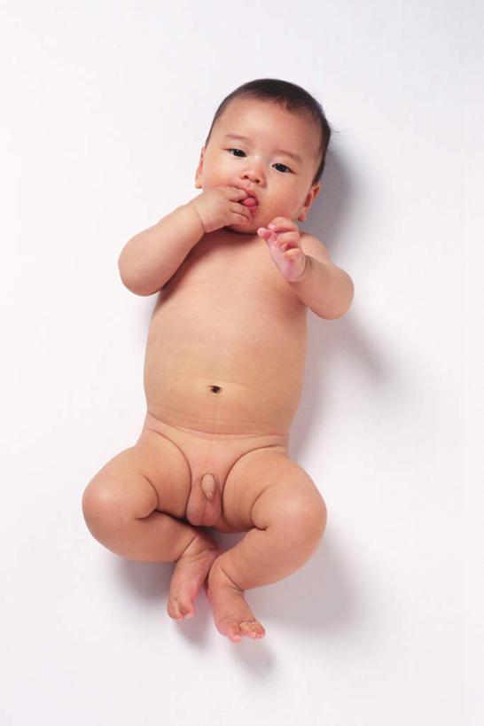 东方人,儿童,手,一个人,躺,举,笑,微笑,露齿笑,竖图,俯视,室内,白天,白色背景,纯洁,亚洲,仅一个男性,仅一个人,注视,黄种人,裸露,小孩,看,托,仅一个小孩,手部,可爱,童年,童趣,舔,摄影,影棚,赤裸,观看,关注,裸,童真,烂漫,无邪,卧着,天真,男孩,男人,男性,亚洲人,孩子,举着,躺着,卧,向上举,向上伸,向上托,彩图,高角度拍摄,全身,影棚拍摄,拍摄,男生