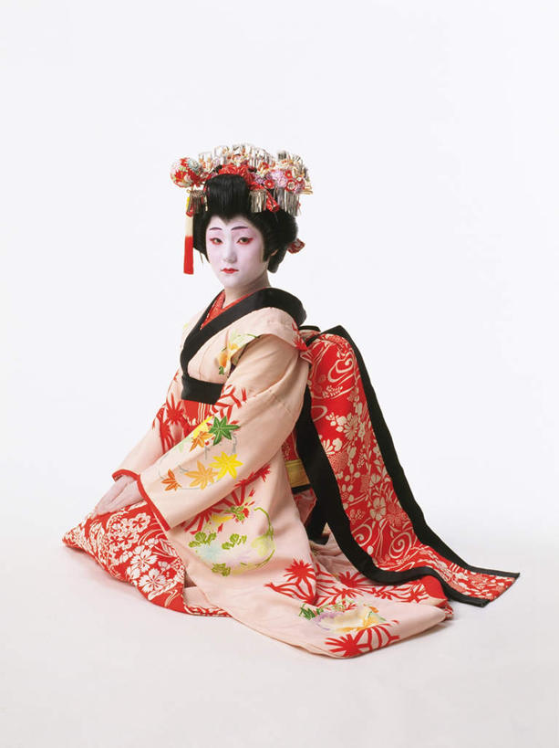 东方人,一个人,演员,电影明星,坐,竖图,室内,白天,白色背景,侧面,民族服装,化妆,美容,日本,亚洲,仅一个男性,仅一个人,表演,护肤,和服,注视,黄种人,扮演,仅一个年轻男性,看,保养,享受,休闲,放松,保健,摄影,服饰,影棚,观看,演出,关注,东亚,养颜,吴服,唐草,唐花,唐锦,日本国,男人,男性,年轻男性,亚洲人,影视明星,坐着,彩图,全身,影棚拍摄,传统服装,民俗服,拍摄,歌舞伎