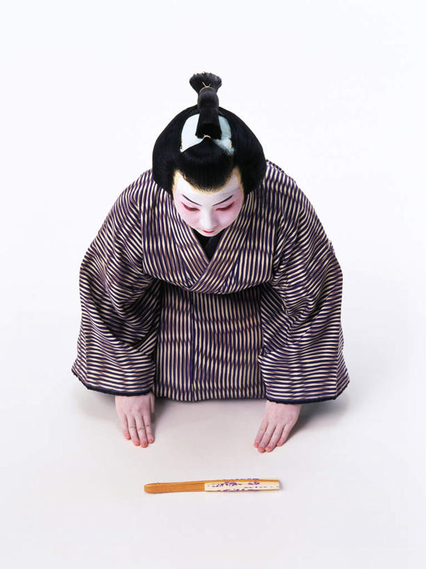 东方人,一个人,演员,电影明星,坐,跪,竖图,俯视,室内,白天,白色背景,民族服装,化妆,美容,日本,亚洲,仅一个男性,仅一个人,表演,护肤,和服,注视,黄种人,扮演,仅一个年轻男性,低头,看,保养,享受,休闲,放松,保健,摄影,服饰,影棚,观看,演出,关注,东亚,养颜,吴服,唐草,唐花,唐锦,日本国,男人,男性,年轻男性,亚洲人,影视明星,跪着,坐着,彩图,高角度拍摄,全身,影棚拍摄,传统服装,民俗服,拍摄,歌舞伎