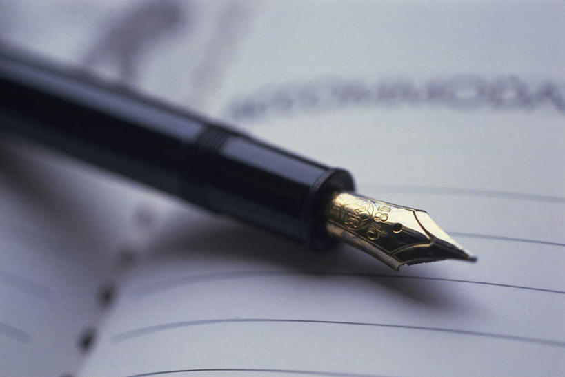 无人,横图,俯视,室内,特写,白天,静物,阴影,朦胧,模糊,反射,笔,影子,办公用品,钢笔,记事本,文具,本子,笔记本,学习用品,打开,文具用品,一支,开启,彩图,高角度拍摄