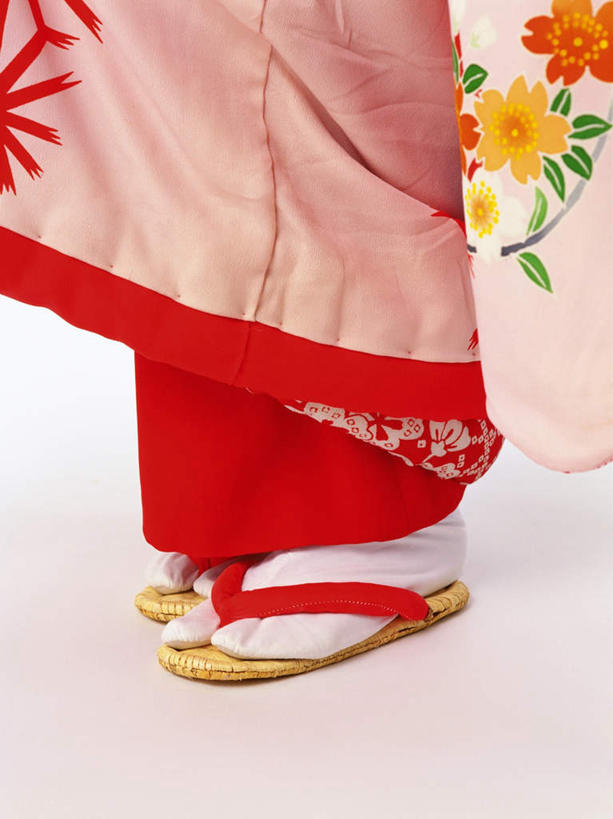 东方人,腿部,腿,一个人,演员,电影明星,站,竖图,室内,特写,白天,白色背景,侧面,民族服装,化妆,美容,鞋子,日本,亚洲,仅一个男性,仅一个人,表演,护肤,和服,黄种人,木屐,扮演,仅一个年轻男性,站着,保养,享受,休闲,放松,保健,摄影,服饰,影棚,演出,木鞋,东亚,养颜,吴服,唐草,唐花,唐锦,日本国,男人,男性,年轻男性,亚洲人,影视明星,站立,半身,彩图,影棚拍摄,传统服装,民俗服,人字拖,人字拖鞋,拍摄,歌舞伎