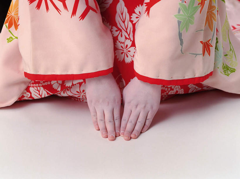 东方人,一个人,演员,电影明星,坐,横图,俯视,室内,白天,白色背景,民族服装,化妆,美容,日本,亚洲,仅一个男性,仅一个人,表演,撑,跪拜,护肤,和服,黄种人,扮演,仅一个年轻男性,保养,享受,休闲,放松,保健,摄影,服饰,影棚,演出,撑着,东亚,养颜,吴服,唐草,唐花,唐锦,日本国,男人,男性,年轻男性,亚洲人,影视明星,坐着,半身,彩图,高角度拍摄,影棚拍摄,传统服装,民俗服,拍摄,歌舞伎