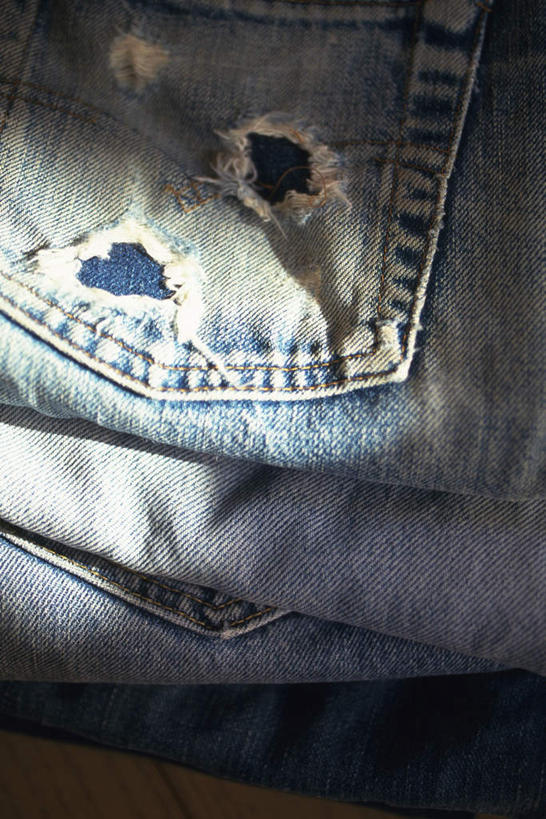 无人,竖图,俯视,室内,特写,白天,桌面,桌子,静物,阴影,裤子,整齐,反射,影子,折叠,牛仔裤,破坏,破损,四条,损坏,彩图,高角度拍摄