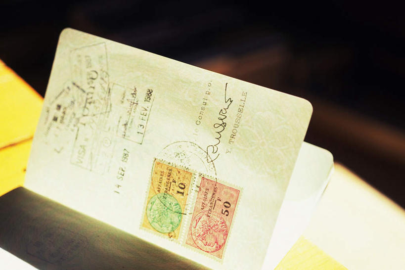 无人,横图,俯视,室内,特写,白天,桌面,桌子,静物,一本,黑色背景,英文,标志,文字,字符,字母,记事本,标识,红色,绿色,本子,笔记本,英文字母,邮票,彩图,高角度拍摄